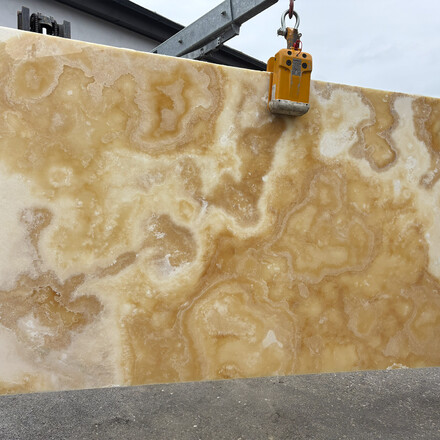 Oranžová kamenná deska onyxu Onice Miele s možností prosvícení kamenné desky