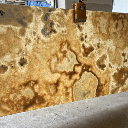 Prosvícená kmenná deska onyxu Onice Miele v barvách žluté, oranžové a zlaté