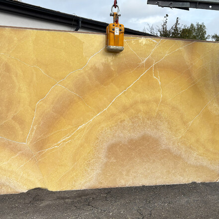 Oranžová deska z přírodního kamene Onice Gioiello - onyx s barevnými tóny žluté, oranžové a růžové v lesklé povrchové úpravě Oranžová deska z přírodního kamene Onice Gioiello - onyx s barevnými tóny žluté, oranžové a růžové v lesklé povrchové úpravě