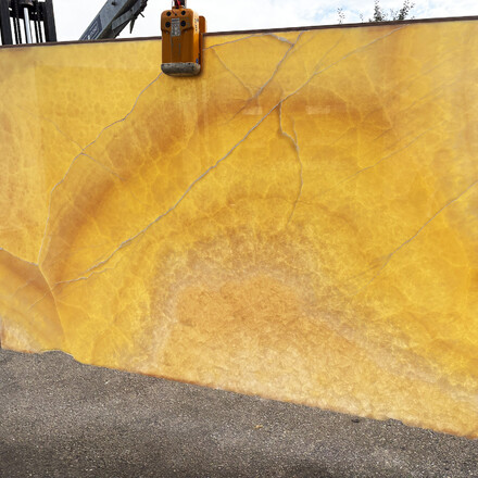 Prosv&iacute;cen&aacute; onyxov&aacute; deska Onice Gioiello v odst&iacute;nu oranžov&eacute;, žlut&eacute; a růžov&eacute;