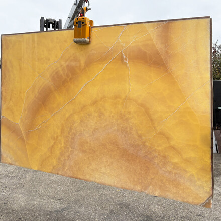 Onyxov&aacute; deska Onice Gioiello podsv&iacute;cen&aacute; denn&iacute;m světlem - Jemn&aacute; kresba a barevn&eacute; odst&iacute;ny žlut&eacute;, oranžov&eacute; a růžov&eacute;