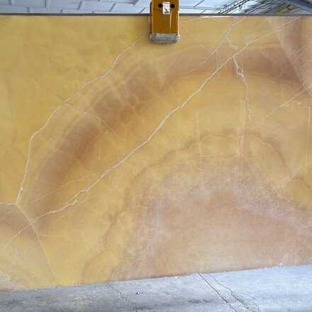 Kamenn&aacute; deska oranžov&eacute;ho onyxu Onice Gioiello s jemnou kresbou v odst&iacute;nech žlut&eacute; a růžov&eacute;