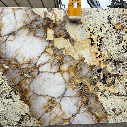 Kvarcitová deska přírodního kamene Patagonia v zemitých odstínech béžové, šedé, hnědé s možností částečného prosvícení Kvarcitová deska přírodního kamene Patagonia v zemitých odstínech béžové, šedé, hnědé s možností částečného prosvícení