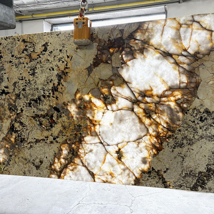 Prosv&iacute;cen&aacute; kamenn&aacute; deska kvarcitu Patagonia v leskl&eacute; povrchov&eacute; &uacute;pravě a v zemit&yacute;ch barevn&yacute;ch t&oacute;nech 