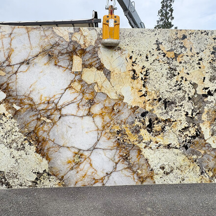 Kvarcit Patagonia - kamenná deska v barevných odstínech béžové, šedé, a s kontrastním zlatým a černým žilkováním Kvarcit Patagonia - kamenná deska v barevných odstínech béžové, šedé, a s kontrastním zlatým a černým žilkováním