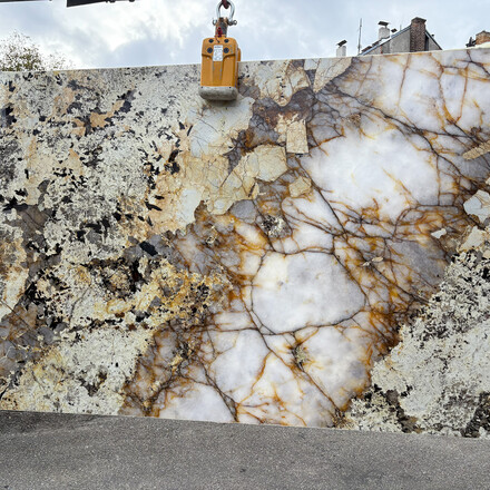 Kamenn&aacute; deska př&iacute;rodn&iacute;ho kamene Patagonia s krystalickou prosv&iacute;titelnou č&aacute;st&iacute;