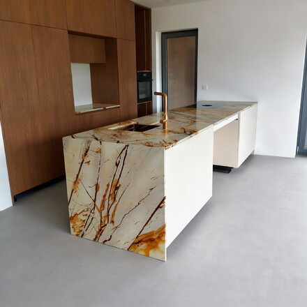 Dřevěná kuchyně s kamennou deskou z kvarcitu Roma Imperiale v krémové barvě s kontrastní kresbou