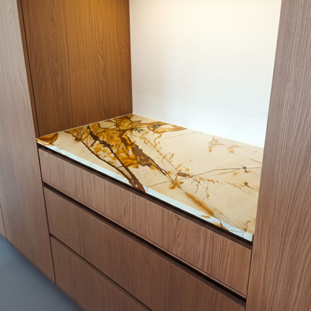 Dřevěn&aacute; kuchyně s kvarcitovou deskou z př&iacute;rodn&iacute;ho kamene Roma Imperiale - kr&eacute;mov&aacute; barva a v&yacute;razn&aacute; kontrastn&iacute; kresba