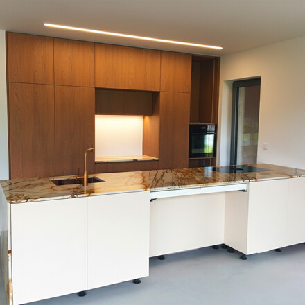 Dřevěn&aacute; kuchyně a kuchyňsk&yacute; ostrůvek s kamennou deskou z př&iacute;rodn&iacute;ho kamene Roma Imperiale