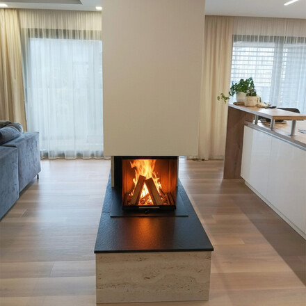 Černá krbová římsa z kamene Nero Assoluto Zimbabwe a obložení krbu travertinem Travertino Romano CLassico