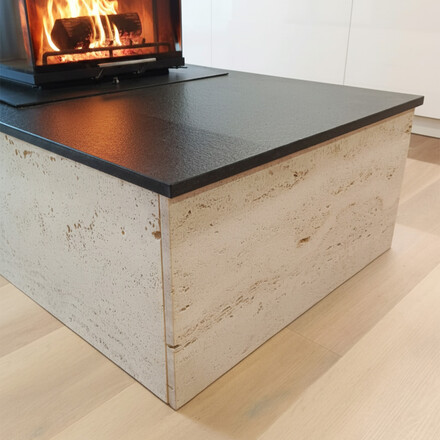 Krbová římsa z kamene Nero Assoluto Zimbabwe a obložení krbu z travertinu Travertino Romano Classiko