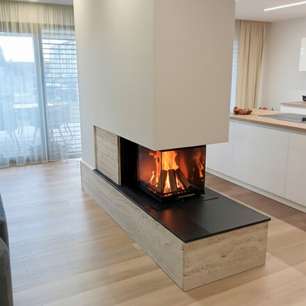 Kamenný obklad krbu z travertinu Travertino Romano Classico a černá krbová římsa z kamene Nero Assoluto Zimbabwe