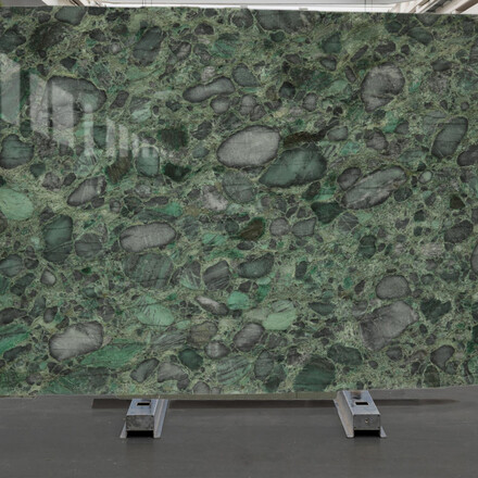 Kamenná deska - kvarcit Emerald Marinace v zeleném odstínu a lesklé povrchové úpravě Kamenná deska - kvarcit Emerald Marinace v zeleném odstínu a lesklé povrchové úpravě