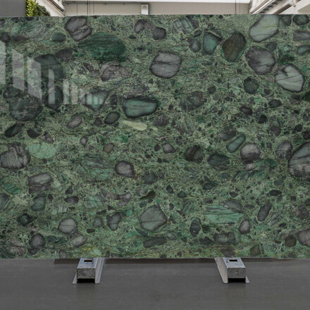 Kamenná deska - zelený přírodní kámen Emerald Marinace s leštěným povrchem 