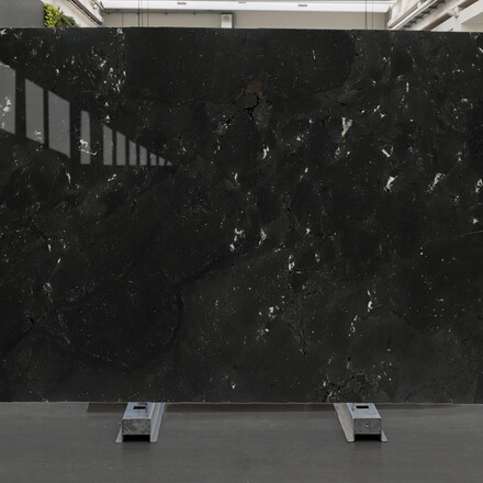 Kamenná deska černého kvarcitu Infinity v lesklé povrchové úpravě Kamenná deska černého kvarcitu Infinity v lesklé povrchové úpravě