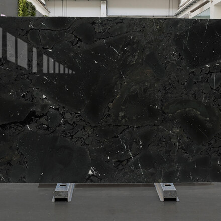 Kamenná deska kvarcitu Infinity v černé barvě s leštěným povrchem Kamenná deska kvarcitu Infinity v černé barvě s leštěným povrchem