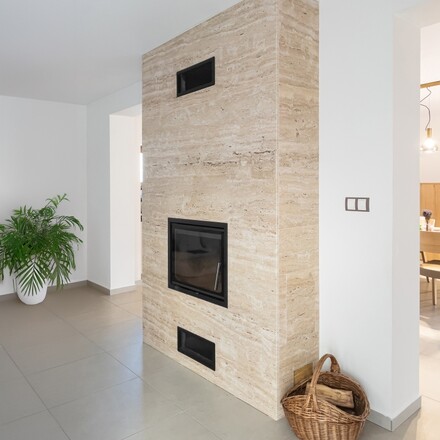 Moderní obklad krbu v přírodním kameni s výraznou kresbou