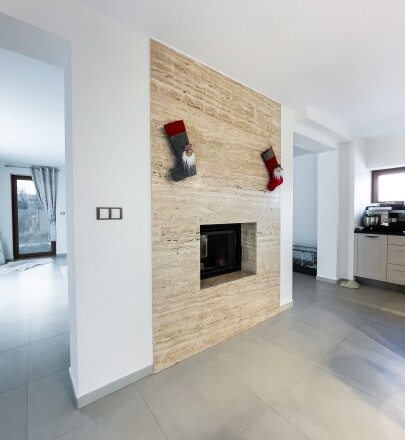 Moderní obklad krbu ze světlého travertinu – celkový pohled