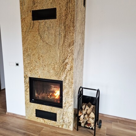 Luxusní obklad krbu ze žuly Fantasy Gold