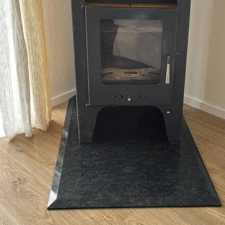 Podložka pod krbová kamna z černé žuly Mist Black