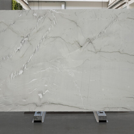 B&iacute;l&aacute; kamenn&aacute; deska př&iacute;rodn&iacute;ho kamene White Quartzite