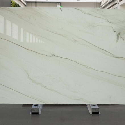 Kamenn&aacute; deska kvarcitu White Quartzite v b&iacute;l&eacute; barvě