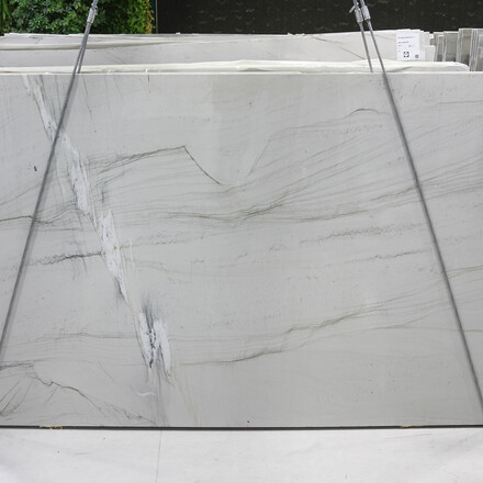 Kvarcitov&aacute; deska b&iacute;l&eacute;ho př&iacute;rodn&iacute;ho kamene White Quartzite