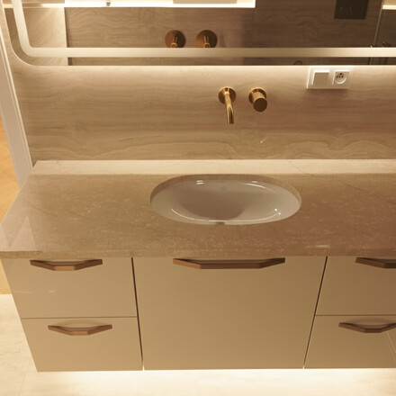 Kamenná deska do koupelny z béžového mramoru Botticino Classico - keramické umyvadlo se spodní montáží.