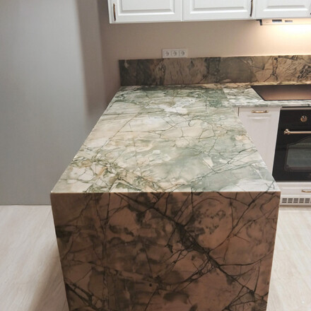 Kuchyňský ostrůvek - kamenná kuchyňská deska a kamenný bok z kvarcitu Acquabella Verde