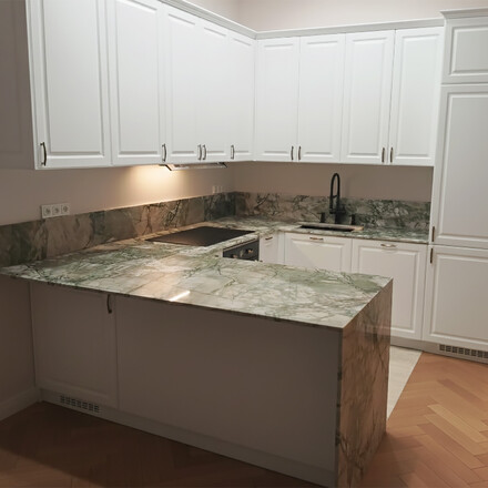 Rustikální kuchyně s kamennou deskou z kvarcitu Acquabella Verde