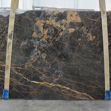 Mramorov&aacute; deska Port Laurent v hněd&eacute; barvě a kontrastn&iacute; kresbou