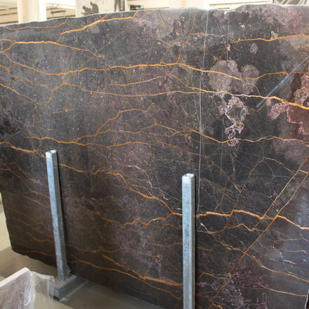 Kamenná deska mramoru Port Laurent v zemitých barvách hnědé, černé a s výrazným žilkováním Kamenná deska mramoru Port Laurent v zemitých barvách hnědé, černé a s výrazným žilkováním