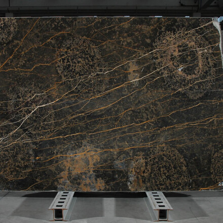 Hnědý mramor Port Laurent v zemitých odstínech a kontrastním žilkováním Hnědý mramor Port Laurent v zemitých odstínech a kontrastním žilkováním