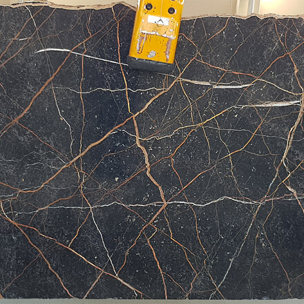 Hnědá mramorová deska Port Laurent s dramatickou kresbou Hnědá mramorová deska Port Laurent s dramatickou kresbou