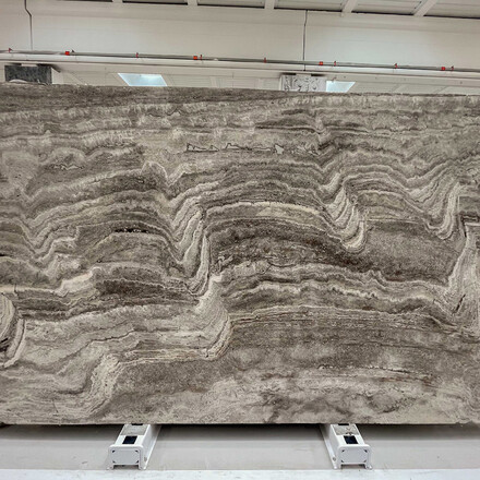 Travertin - Travertino Brown Silver je přírodní kámen v zemitých barevných tónech šedé, béžové a hnědé Travertin - Travertino Brown Silver je přírodní kámen v zemitých barevných tónech šedé, béžové a hnědé