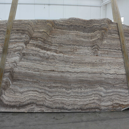 Travertinov&aacute; deska Travertino Brown Silver - kamenn&aacute; deska v &scaron;ed&eacute; barvě s line&aacute;rn&iacute; kresbou v zemit&yacute;ch odst&iacute;nech