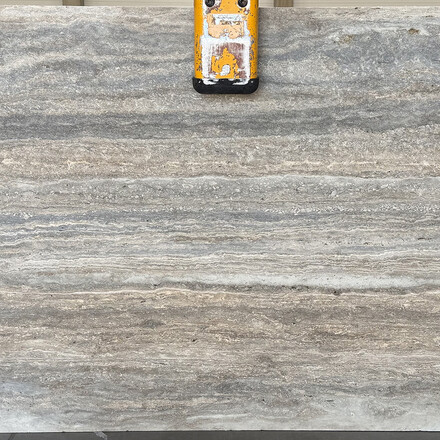 Přírodní kámen Travertino Brown Silver v šedé barvě s jemnou lineární kresbou Přírodní kámen Travertino Brown Silver v šedé barvě s jemnou lineární kresbou