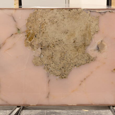 Kamenn&aacute; deska onyxu Onice Pink v růžov&eacute; barvě s v&yacute;raznou kresbou