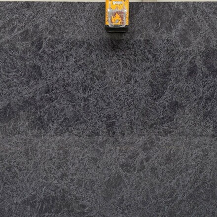 Kamenn&aacute; deska žuly Orion Blue (Vizag Blue) v odst&iacute;nu modr&eacute; s v&yacute;raznou černou texturou