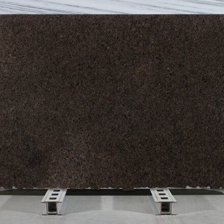 Žulov&aacute; deska př&iacute;rodn&iacute;ho kamene Labrador Antique (Lundhs Antique) v odst&iacute;nech hněd&eacute; a čern&eacute;