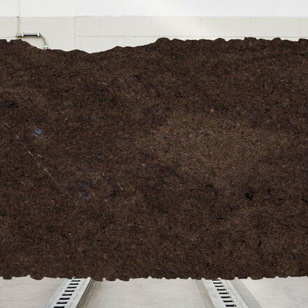 Kamenn&aacute; deska žuly Labrador Antique (Lundhs Antique) se zrnitou texturou v zemit&yacute;ch t&oacute;nech hněd&eacute; a čern&eacute;