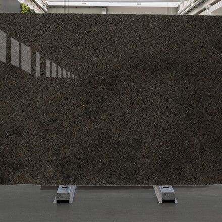 Žulová deska přírodního kamene Labrador Antique (Lundhs Antique) v hnědé barvě a s lesklou povrchovou úpravou Žulová deska přírodního kamene Labrador Antique (Lundhs Antique) v hnědé barvě a s lesklou povrchovou úpravou