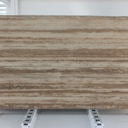 Kamenná deska travertinu Travertino Striato s lineární kresbou a béžovými barevnými tóny Kamenná deska travertinu Travertino Striato s lineární kresbou a béžovými barevnými tóny