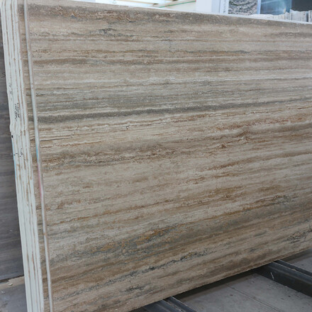 Travertinov&aacute; deska př&iacute;rodn&iacute;ho kamene Travertino Striato v odst&iacute;nech b&eacute;žov&eacute; 