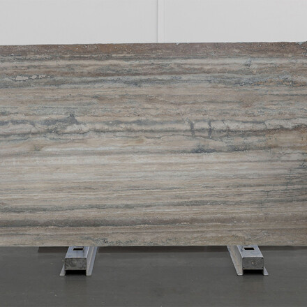 Kamenn&aacute; deska Travertino Striato v odst&iacute;nech &scaron;ed&eacute;  b&eacute;žov&eacute;