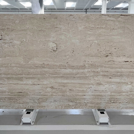 Kamenn&aacute; deska travertinu Travertino Navona v b&eacute;žov&yacute;ch odst&iacute;nech s neplněn&yacute;m povrchem 