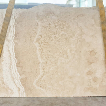 B&eacute;žov&aacute; kamenn&aacute; deska travertinu Travertino Navona - cross cut - kamenn&aacute; deska řezan&aacute; např&iacute;č ž&iacute;lami