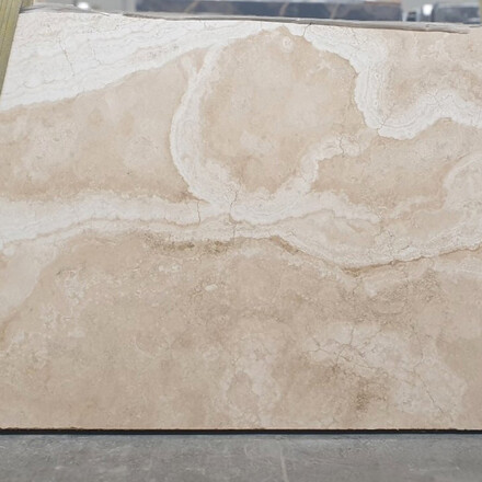 Kamenn&aacute; deska př&iacute;rodn&iacute;ho kamene Travertino Navona s kresbou např&iacute;č ž&iacute;lami tzv: cross cut