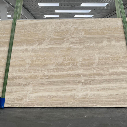 Kamenn&aacute; deska travertinu Travertino Navona ve světle p&iacute;skov&eacute;m odst&iacute;nu s line&aacute;rn&iacute; kresbou