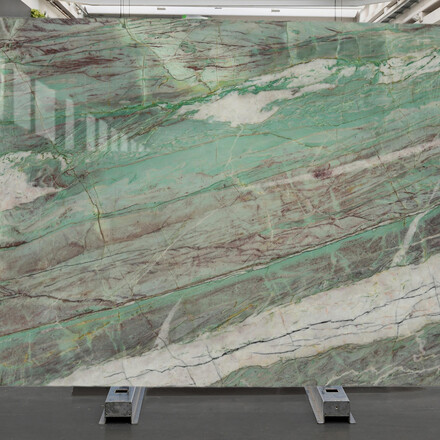 Zelen&aacute; kamenn&aacute; deska př&iacute;rodn&iacute;ho kamene Vesuvio v odst&iacute;nech zelen&eacute;, &scaron;ed&eacute; a b&iacute;l&eacute;